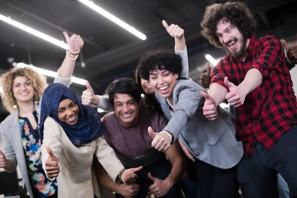 Portrait d'une jeune équipe d'affaires multiethnique excitée — Photo