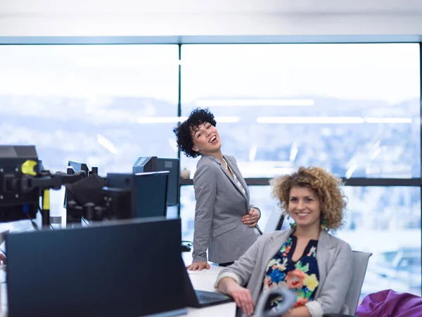 Jonge vrouwelijke softwareontwikkelaars op kantoor — Stockfoto