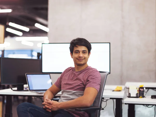 Retrato del desarrollador de software sonriente —  Fotos de Stock