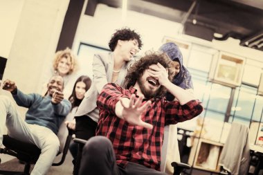 Çok ırklı iş adamları ofis sandalyelerinde yarışıyor