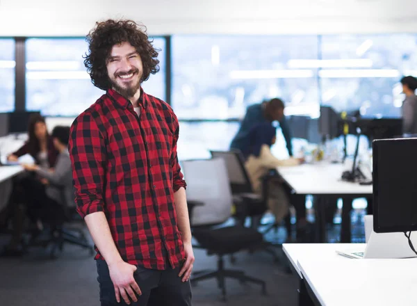 Retrato de homem sorridente desenvolvedor de software — Fotografia de Stock