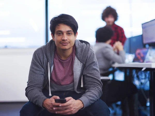 Software-Entwickler mit Mobiltelefon — Stockfoto