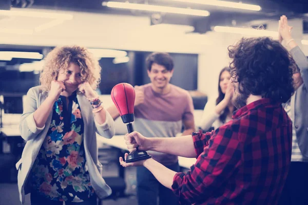 Equipo de negocios multiétnicos boxeo en la oficina — Foto de Stock