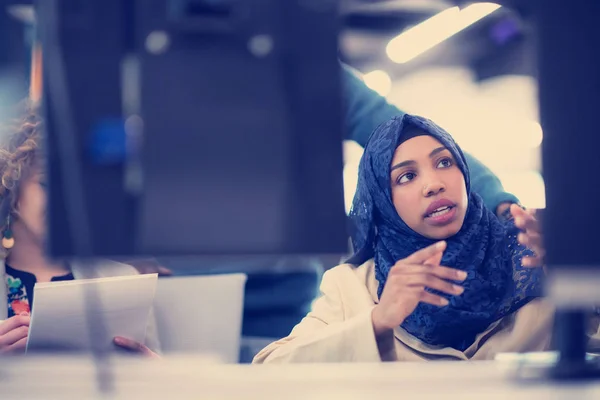仕事中の黒人ムスリム女性ソフトウェア開発者 — ストック写真