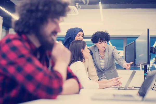 Equipo multiétnico joven de desarrolladores de software que trabajan juntos —  Fotos de Stock