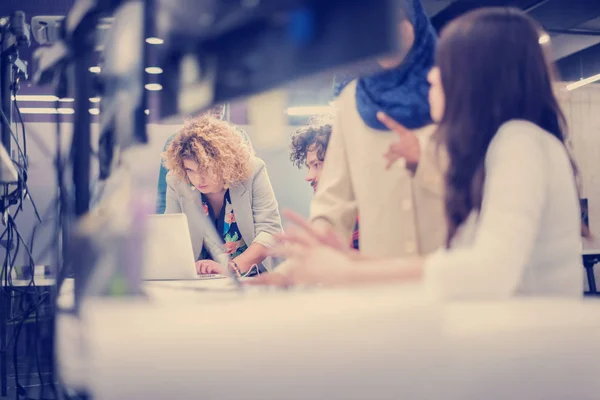 Team multietnico di sviluppatori di software che lavorano insieme — Foto Stock