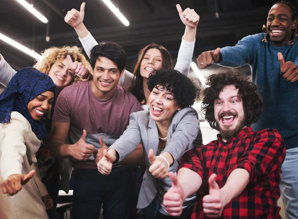 Retrato del equipo empresarial joven multiétnico emocionado —  Fotos de Stock