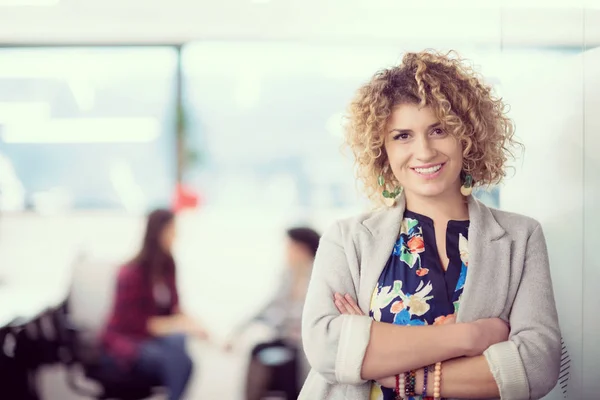 Retrato del exitoso desarrollador de software femenino — Foto de Stock