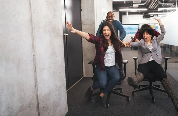 Equipo de negocios multiétnicos compitiendo en sillas de oficina — Foto de Stock