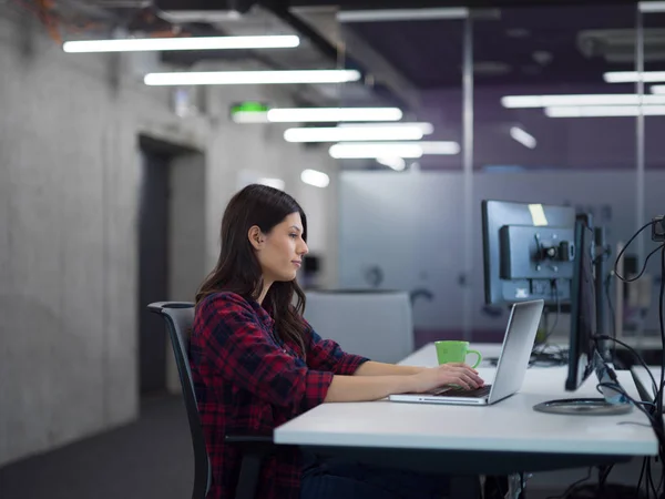 Desenvolvedor de software feminino usando computador portátil — Fotografia de Stock