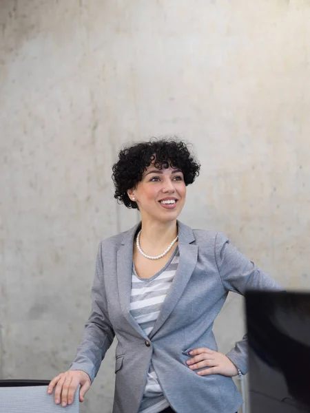 Retrato del exitoso desarrollador de software femenino —  Fotos de Stock