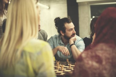 Satranç oynayan çok ırklı iş adamları grubu