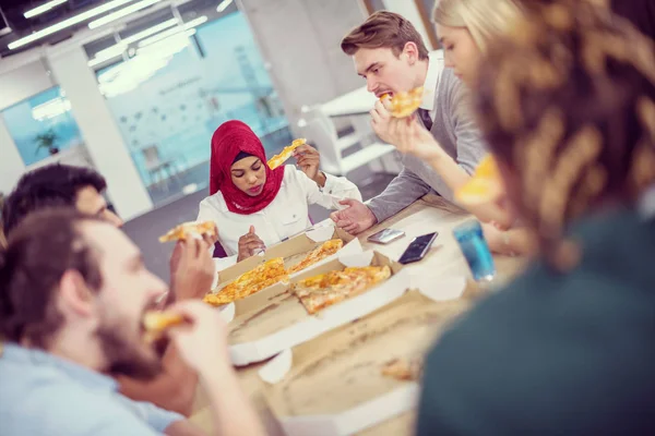Wielonarodowy zespół biznesowy jedzący pizzę — Zdjęcie stockowe
