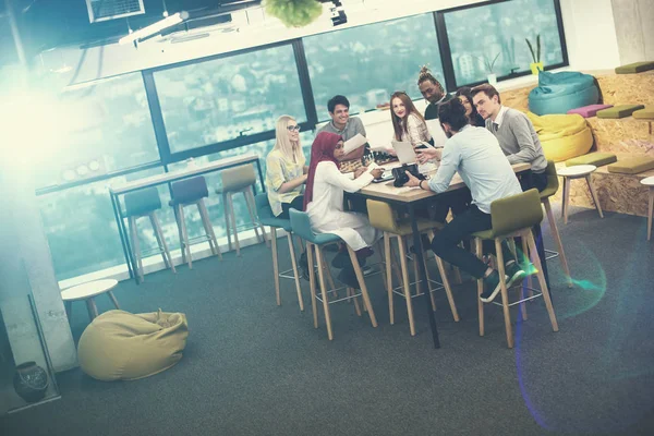 Молода багатонаціональна бізнес-команда використовує шолом віртуальної реальності. — стокове фото