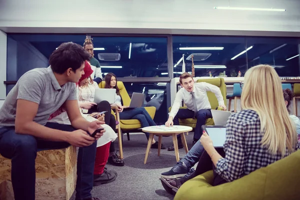 Echipa de afaceri startup multietnică care are întâlnire — Fotografie, imagine de stoc