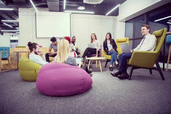 Equipe de negócios de inicialização multiétnica tendo reunião — Fotografia de Stock