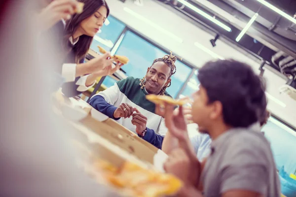 Çok ırklı iş adamları pizza yiyor. — Stok fotoğraf