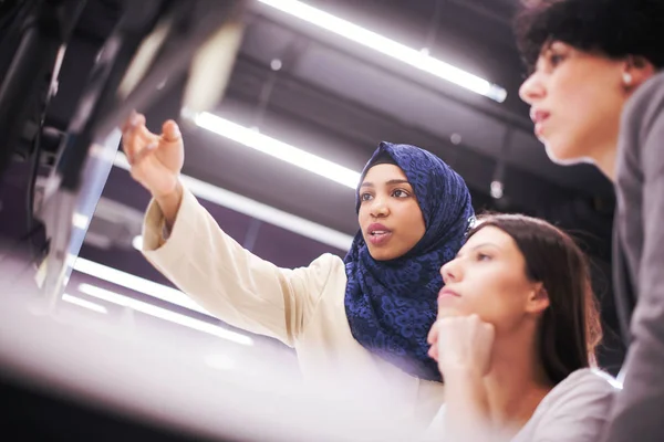 Team multietnico di sviluppatori di software che lavorano insieme — Foto Stock