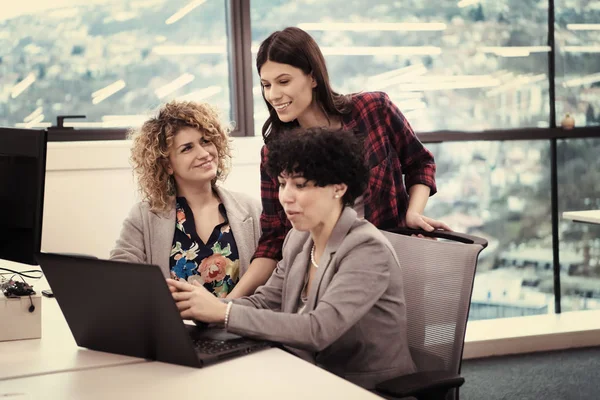 Développeurs de logiciels féminins utilisant un ordinateur portable — Photo