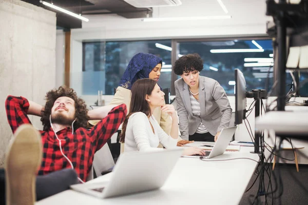 Desarrollador de software descansando con las piernas en el escritorio —  Fotos de Stock