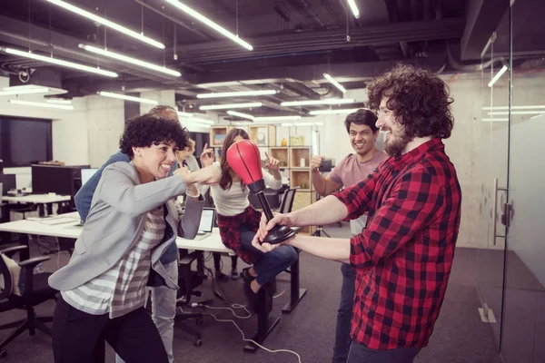 Équipe d'affaires multiethnique boxe au bureau — Photo