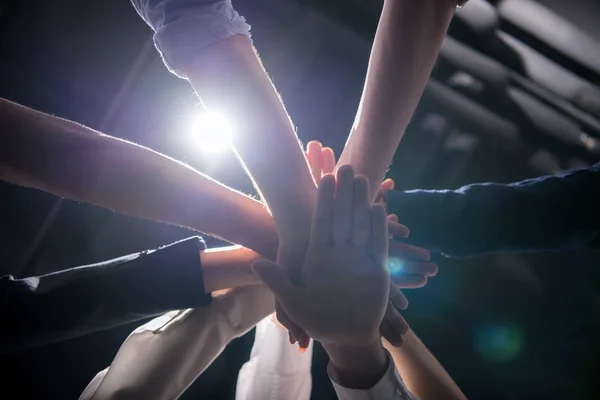 Gruppo multietnico di giovani imprenditori che festeggiano il successo — Foto Stock