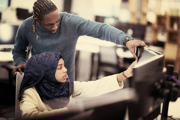 Ung svart muslim kvinnlig mjukvaruutvecklare på jobbet — Stockfoto