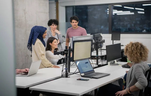 Equipo multiétnico de desarrolladores de software que trabajan juntos — Foto de Stock