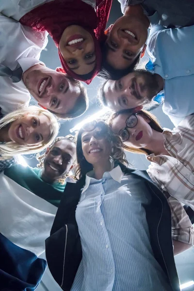 Grupo multiétnico de jóvenes empresarios que celebran el éxito —  Fotos de Stock