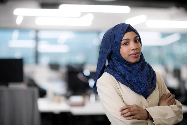 黒人イスラム教徒の女性ソフトウェア開発者の肖像 — ストック写真
