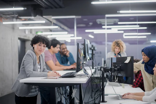 Retrato de una joven desarrolladora de software —  Fotos de Stock