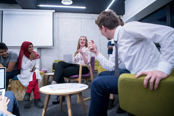 Multi-etnische startup business team hebben vergadering — Stockfoto