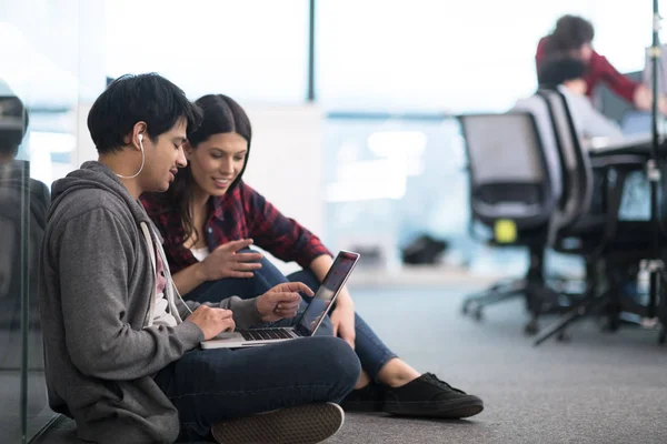 Software ontwikkelaars paar werken op de vloer — Stockfoto