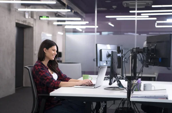 Desarrollador de software femenino utilizando ordenador portátil — Foto de Stock