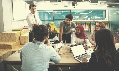 Çok ırklı iş adamları İHA teknolojisini öğreniyor