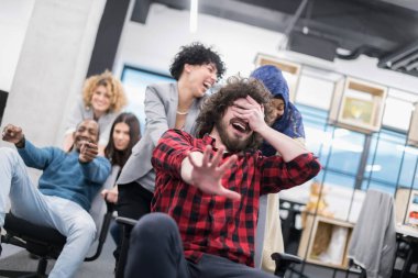 Çok ırklı iş adamları ofis sandalyelerinde yarışıyor