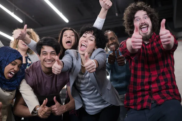 Retrato de jovens animado equipe de negócios multiétnicos — Fotografia de Stock