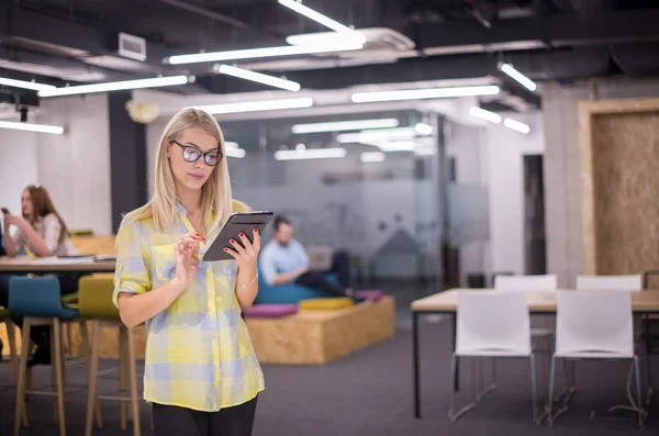 Mujer de negocios rubia que trabaja en línea utilizando tableta digital — Foto de Stock