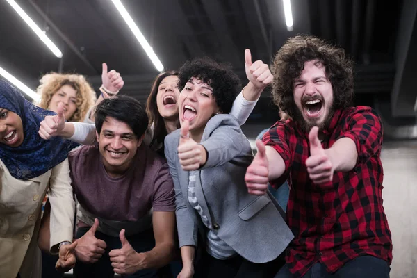 Retrato del equipo empresarial joven multiétnico emocionado —  Fotos de Stock