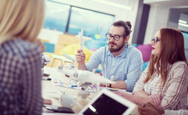 Çok ırklı iş adamları İHA teknolojisini öğreniyor