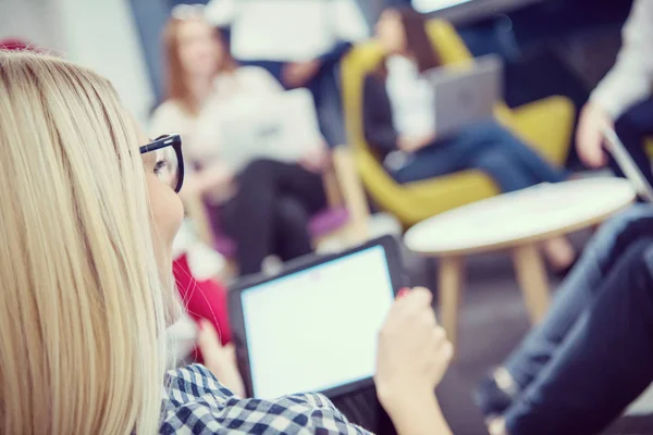 Mujer de negocios rubia usando tableta digital —  Fotos de Stock