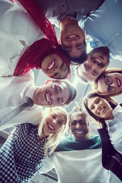 Multi-etnische groep van jonge zakenmensen die succes vieren — Stockfoto