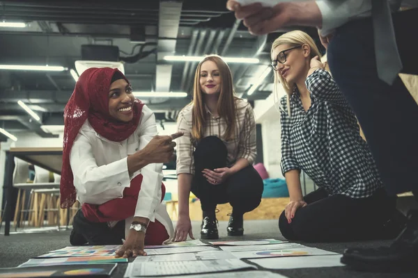 Negro musulmán mujer teniendo reunión con multiétnico startup busi —  Fotos de Stock