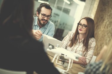 Çok ırklı iş adamları İHA teknolojisini öğreniyor