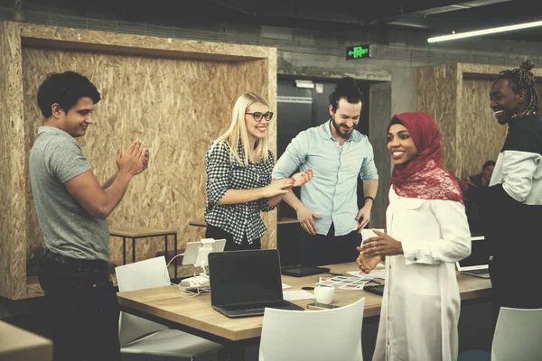 Multiethnic Group of young business people celebrating success — Stock Photo, Image