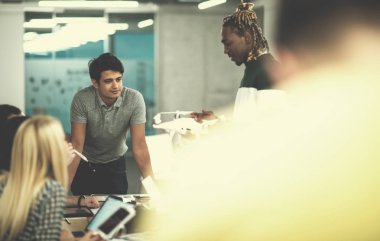Çok ırklı iş adamları İHA teknolojisini öğreniyor