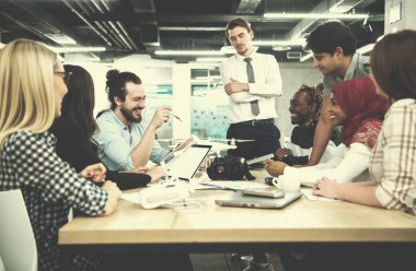 Çok ırklı iş adamları İHA teknolojisini öğreniyor