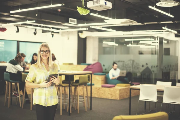 Mujer de negocios rubia que trabaja en línea utilizando tableta digital — Foto de Stock