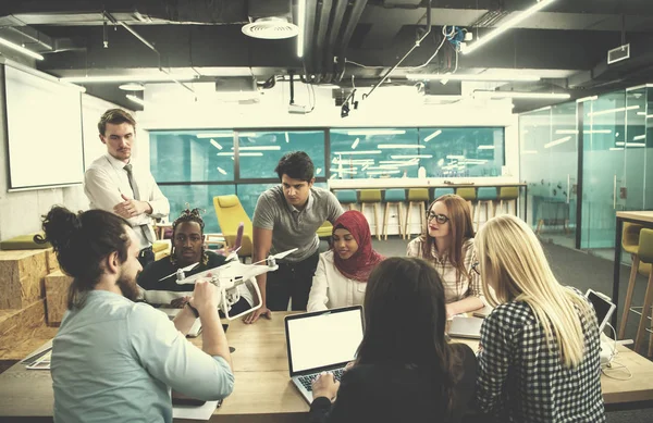 Çok ırklı iş adamları İHA teknolojisini öğreniyor