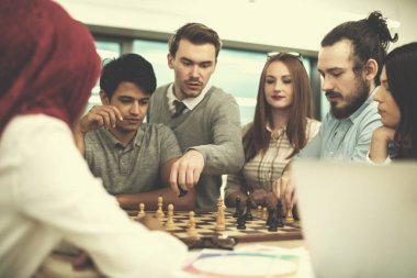 Satranç oynayan çok ırklı iş adamları grubu